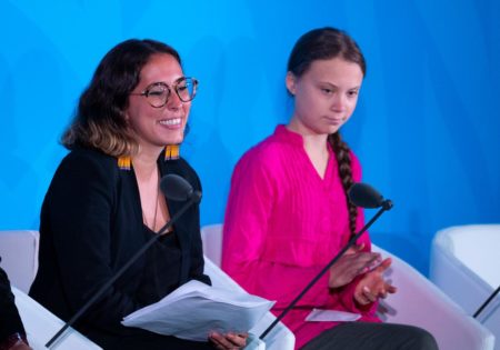 Paloma Costa ao lado de Greta Thunberg, na mesa de abertura do Climate Action Summit