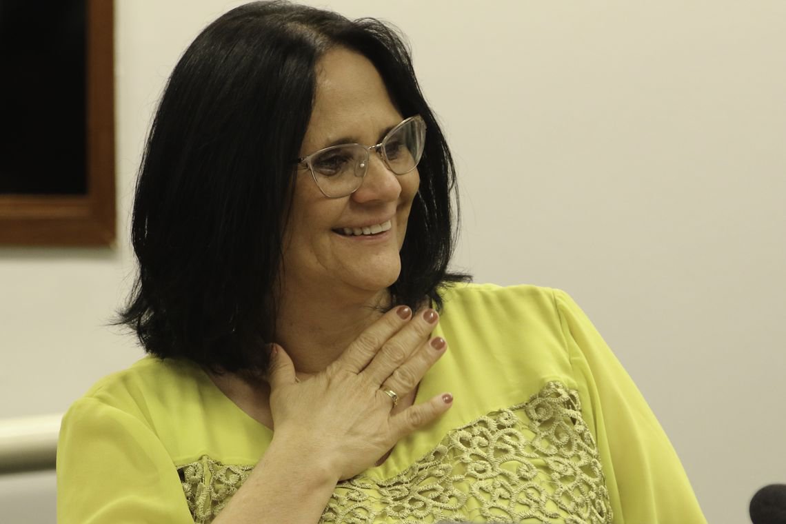 Aos 55 anos, ministra Damares Alves procura marido: 'Acredito em príncipe  encantado' · Notícias da TV