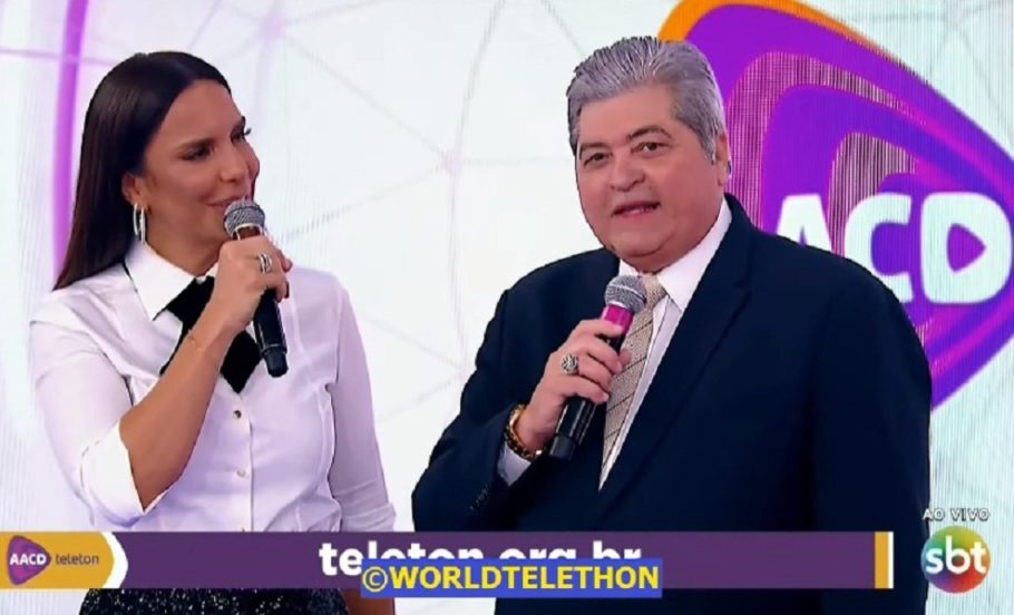 Datena reclama de cansaço no palco do Teleton