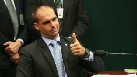 Eduardo Bolsonaro vira líder do PSL na Câmara, mas não sabe se fica no cargo