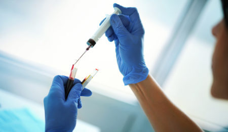 Novo exame de sangue rastreia até 20 tipos de câncer