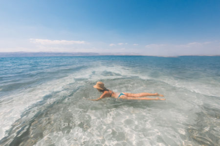 Boiar no Mar Morto é uma das experiências imperdíveis na Jordânia