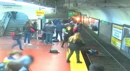 Homem desmaia e derruba mulher nos trilhos do metrô de Buenos Aires acidentalmente