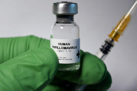 Desde 2014, o Ministério da Saúde disponibiliza a vacina contra o HPV no SUS
