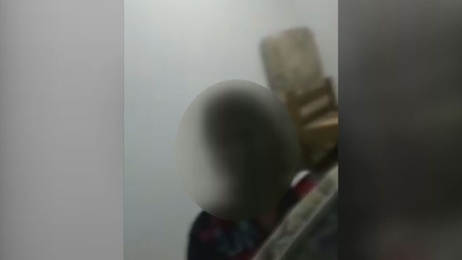 Mulher suspeita de dopar menina de 14 anos para marido estuprá-la tem casa invadida em São Vicente (SP)