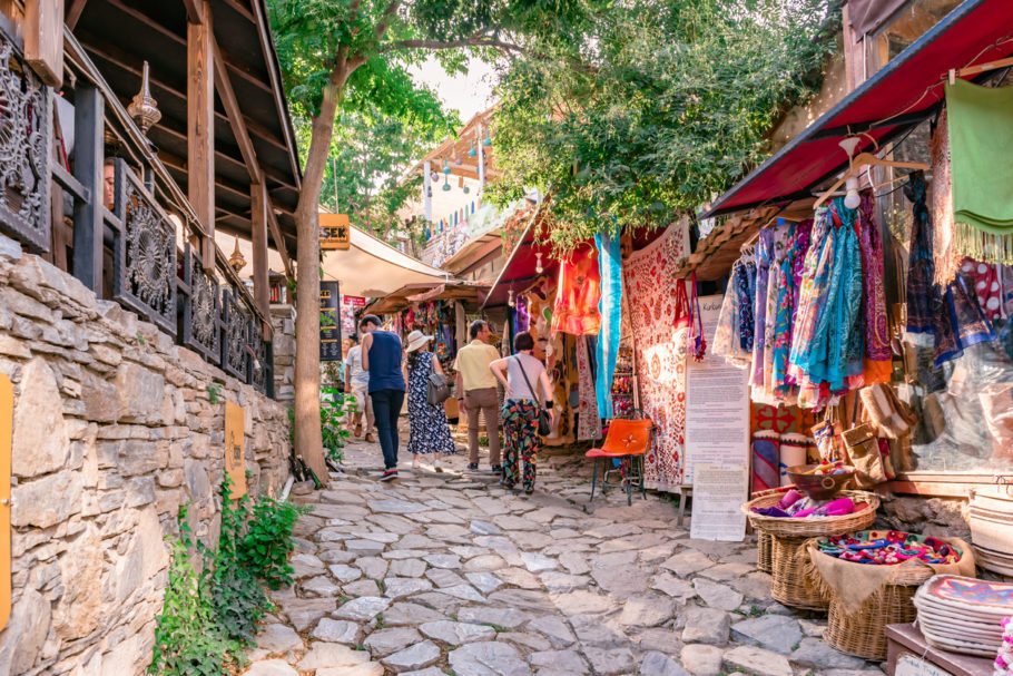 Turistas caminham por rua do vilarejo Sirince, na Turquia