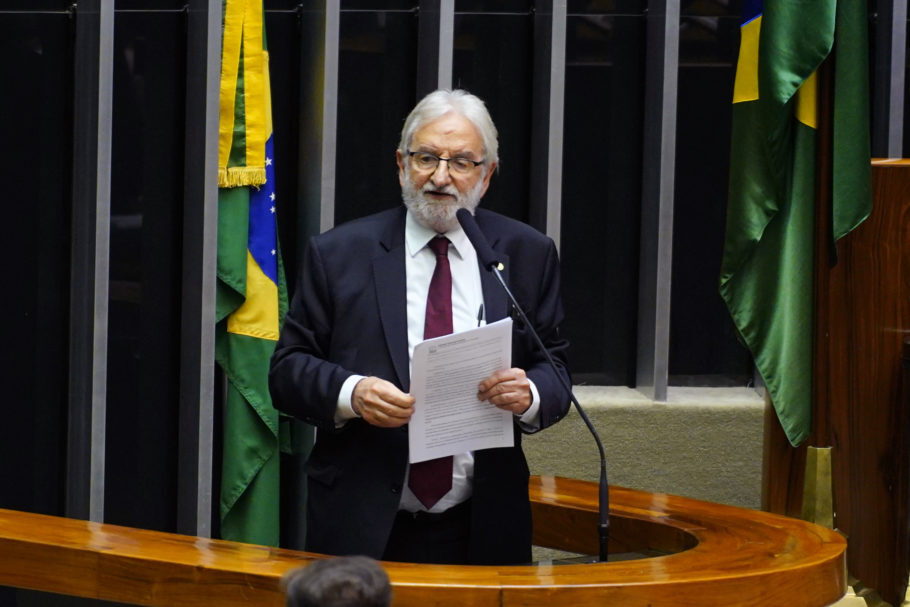 O deputado Ivan Valente (PSOL), no plenário da Câmara, foi um dos que engrossaram às críticas contra Eduardo Bolsonaro 
