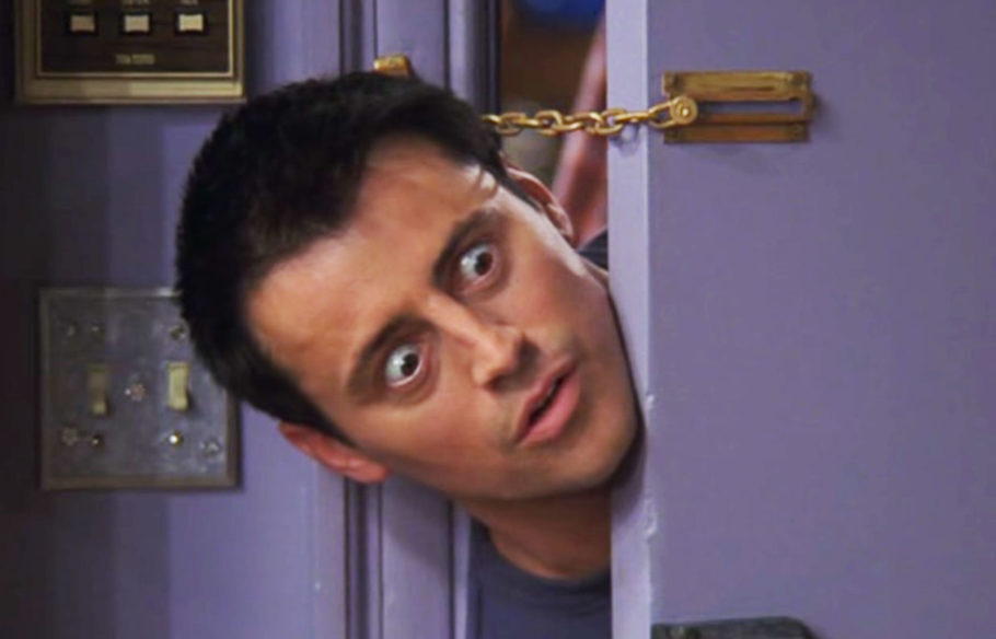 Joey Tribbiani na porta do apê de Mônica, em cena de Friends