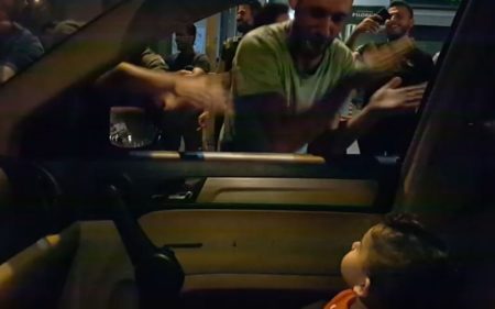 Manifestantes acalmaram bebê que se assustou com protesto no Líbano