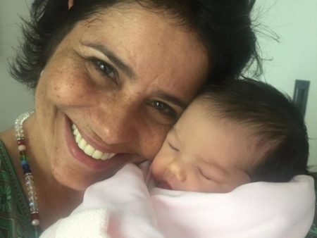 Valeria Alencar com a neta Clara Maria, filha do ator Ragael Vitti e da humorista Tatá Werneck