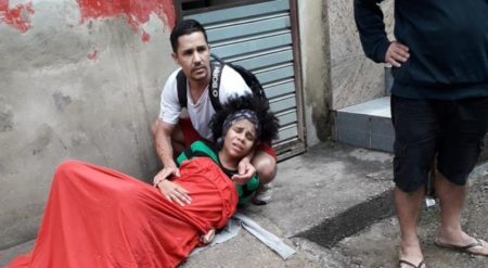 Mãe dá à luz na rua do Rio de Janeiro após atraso de quase uma hora de ambulância