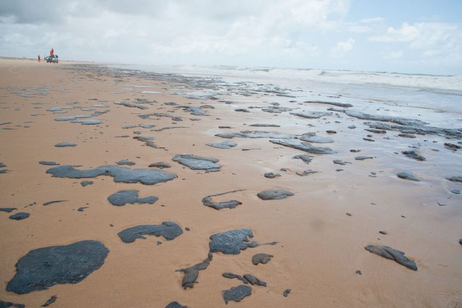 Ibama monitora manchas de óleo em algumas praias do Nordeste desde 2 de setembro