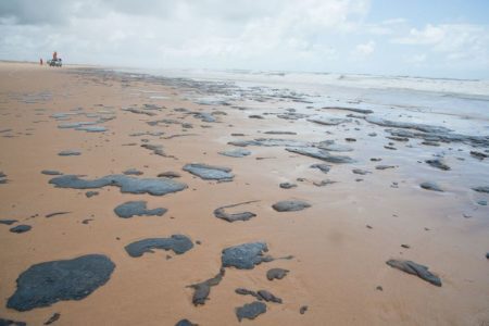 Manchas de óleo atingem o litoral do Sergipe e de outros estados do Nordeste