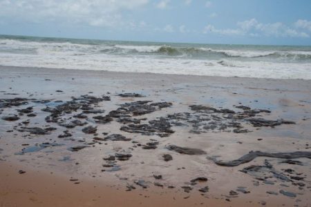 Manchas de óleo atingem o litoral do Nordeste desde o fim de setembro
