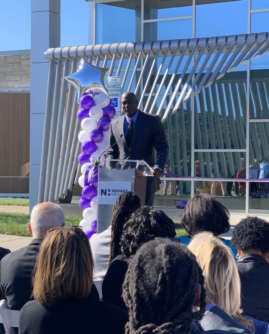 Ex-estrela do basquete americano Michael Jordan financiou a construção de duas clínicas na cidade de Charlotte, na Carolina do Norte