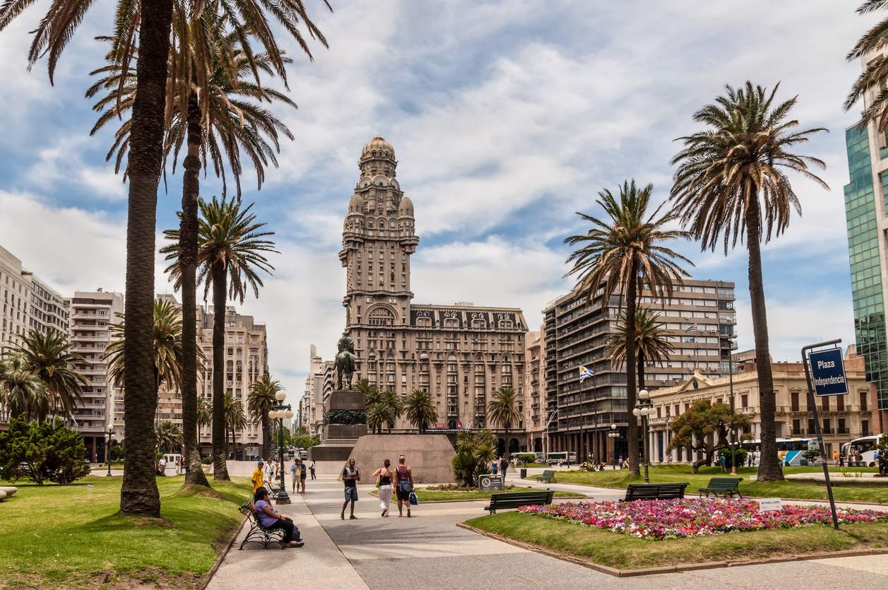 A "Mega Promo" de passagens da Latam contemple destinos internacionais, como Montevidéu (Uruguai)