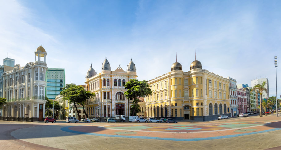 Ver o casario da Rua da Aurora, as pontes e construções coloniais no Recife Antigo ou dar um pulo na Praça do Marco Zero, não são as únicas opções de passeio no centro do Recife