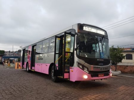 Ônibus rosa circula levando informações sobre o Outubro Rosa e o câncer de mama