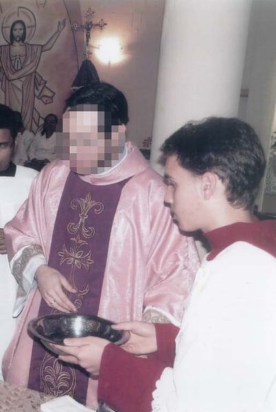 Jovem diz que padre se aproximou quando ele atuava como coroinha na igreja em Guarujá