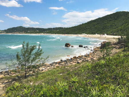 A Praia do Rosa se divide em dois cantos distintos: Rosa Norte e Rosa Sul