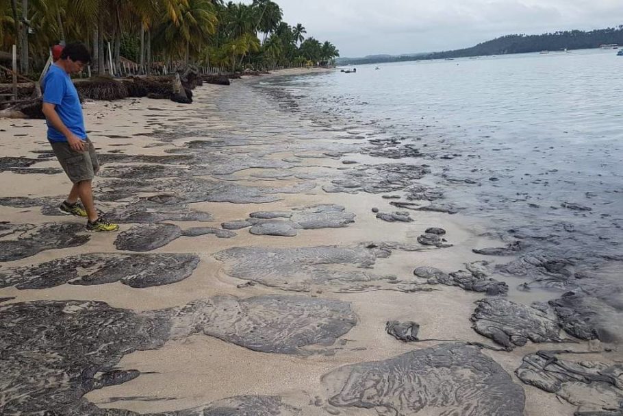 Mancha de óleo na praia dos Carneiros, no município de Tamandaré, em Pernambuco