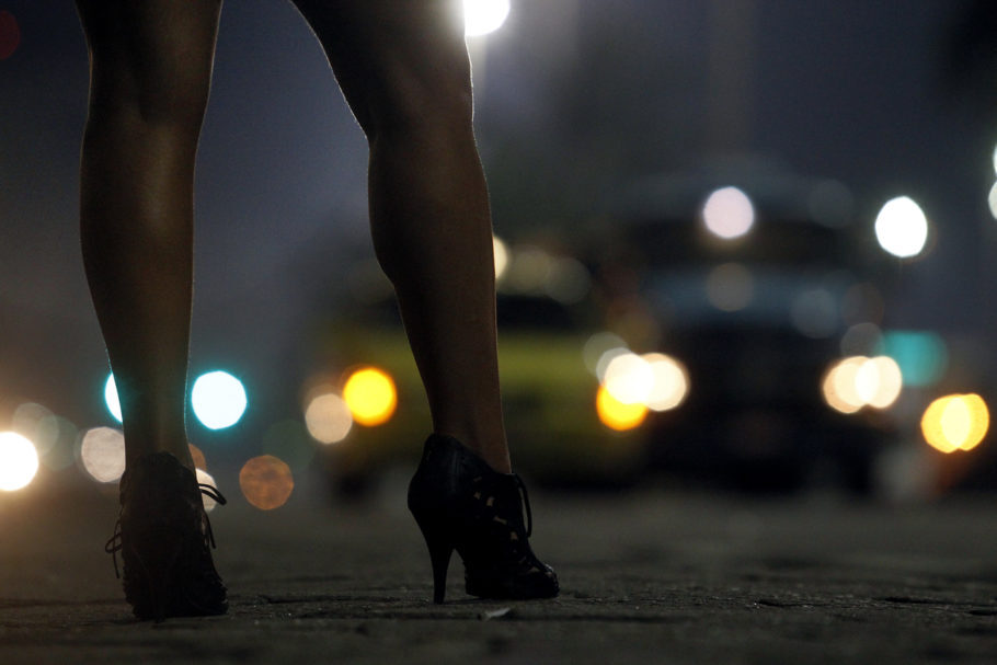 À noite, a professora Celine vira prostituta na rua Augusta, na região central de São Paulo