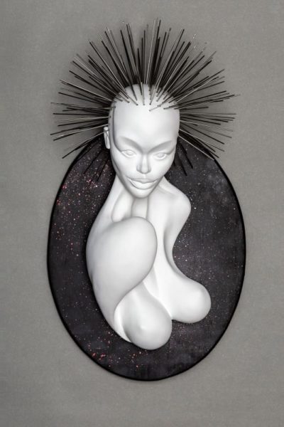 O ilustrador e tatuador Adelir Silva usou cerâmica para apresentar traços do rosto feminino