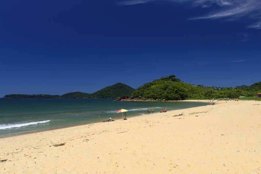 Praia Vermelho em Ubatuba; cidade paulista é a única brasileira na lista do Airbnb