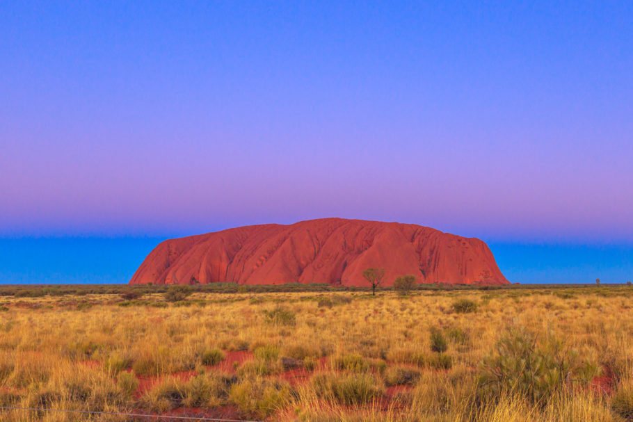 O enorme monólito rochoso Uluru é um dos lugares mais visitados da Austrália