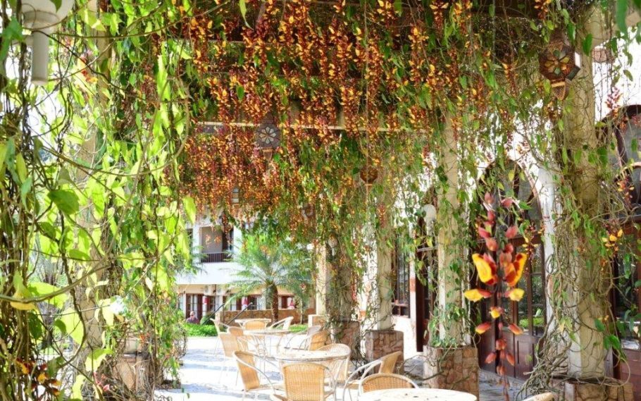 A decoração e a iluminação do Restaurante Allegro, com mesas junto à Piscina Mediterrânea sob uma linda pérgula, remetem à descontração