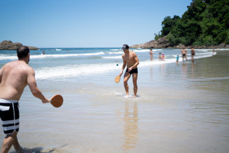 O frescobol é comum nas praias brasileiras, mas pode ser jogado em diversos locais