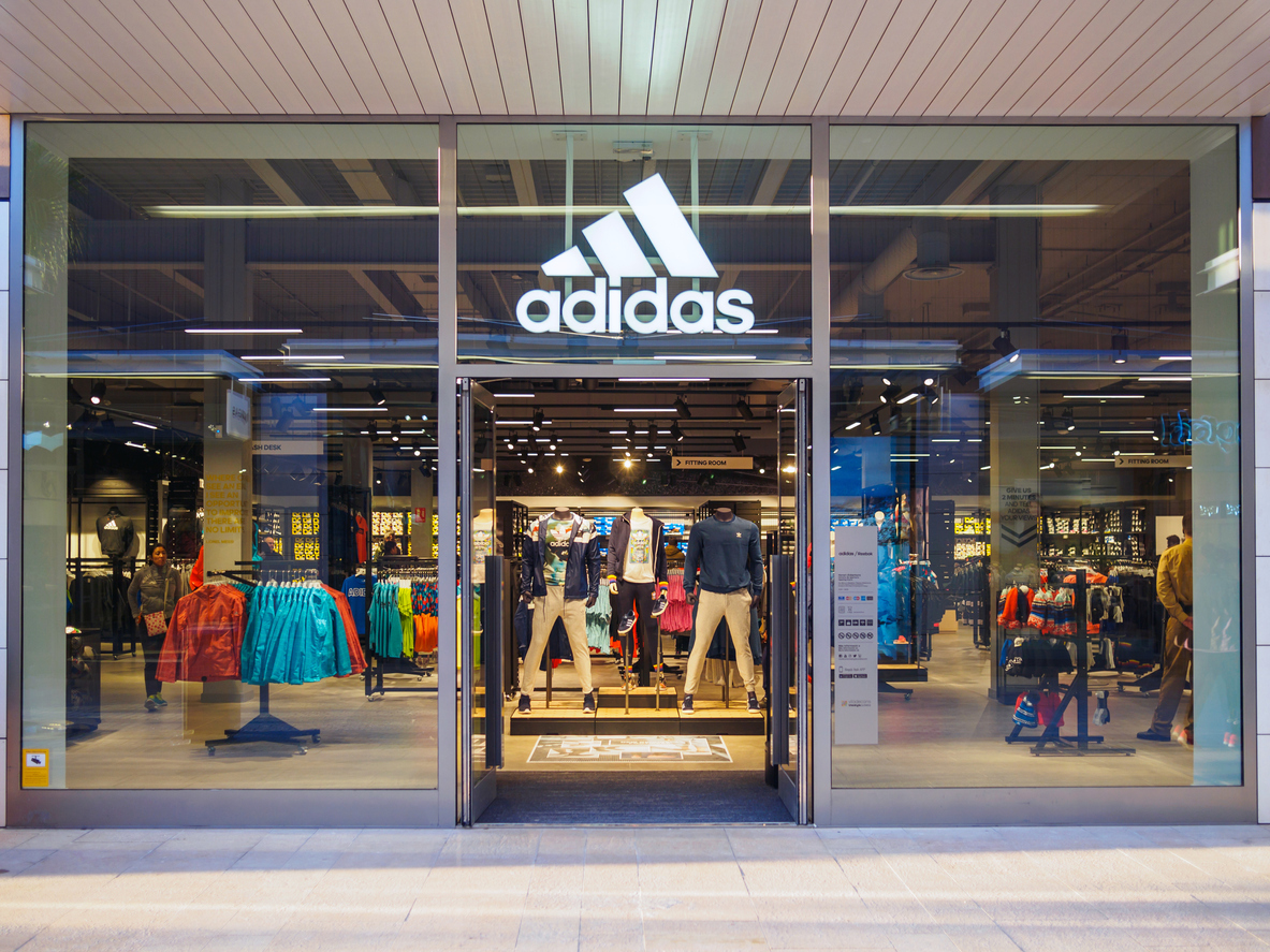 Descontos de até 60% no site da Adidas (as lojas físicas não estão em funcionamento por conta da covid-19)