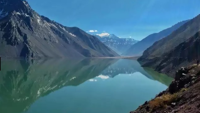 O Embalse El Yeso se transforma num imenso espelho nos dias em que não há vento  – Foto: Allan Hipólito/Catraca Livre