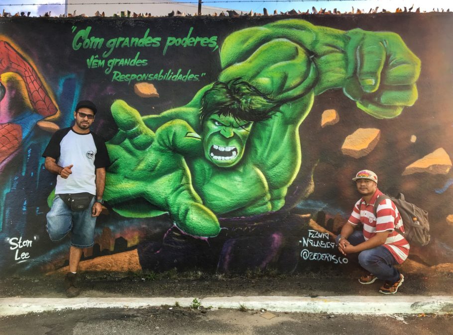 Waldir Grisolia e André França são dois dos grafiteiros responsáveis pelo Beco do Hulk