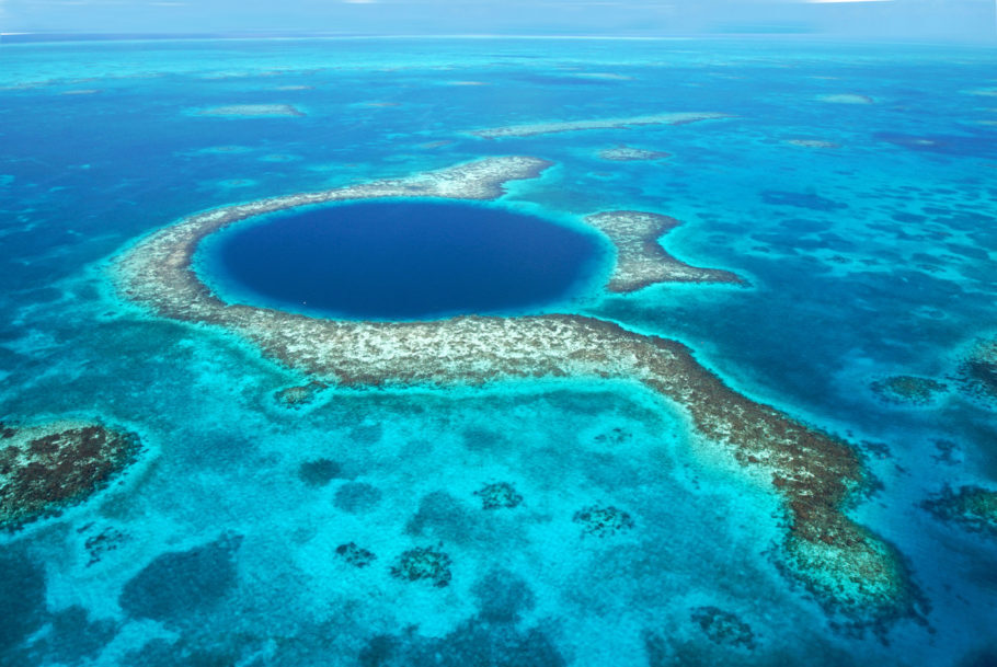 Vista aérea do Buraco Azul (Great Blue Hole, em inglês), a segunda maior barreira de corais do mundo e uma das trações de Belize