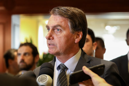 Bolsonaro diz que pegou áudio de portaria para evitar adulteração