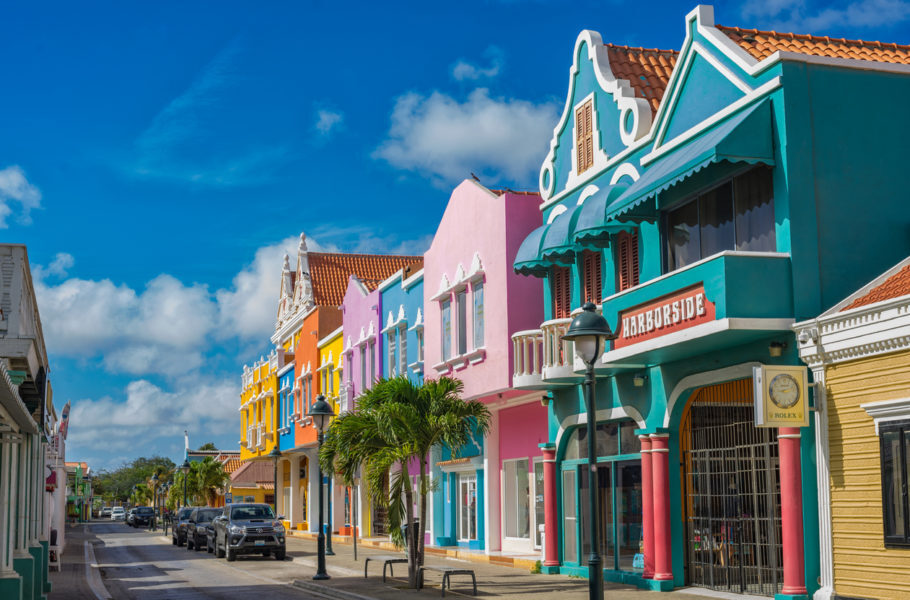 Casas coloridas em Kralendijk, a capital e o principal porto da ilha de Bonaire