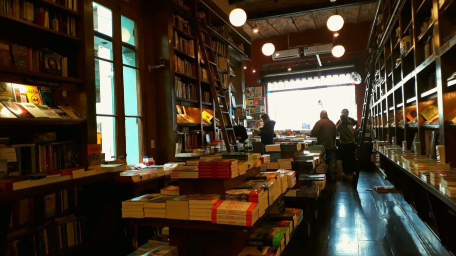 Interior da livraria Libros del Pasaje, no Palermo Soho