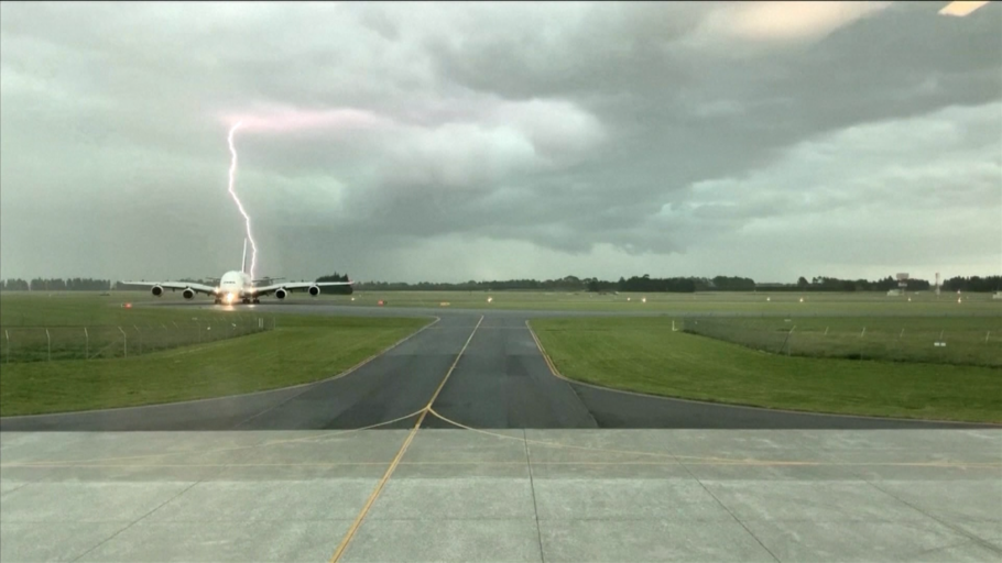 Câmera registro o momento que um raio cai ao lado de avião no aeroporto de Christchurch, na Nova Zelândia