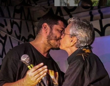 Criolo e Caetano dão beijo durante evento em SP