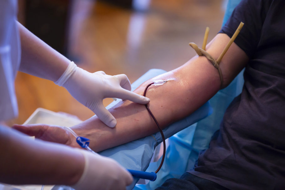 mulher fazendo doação de sangue