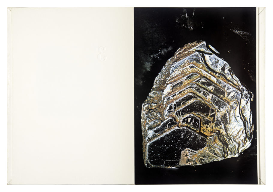 Essas imagens abstratas de Basilliat, feitas a partir de rochas, ilustraram um poema até então inédito de Carlos Drummond de Andrade