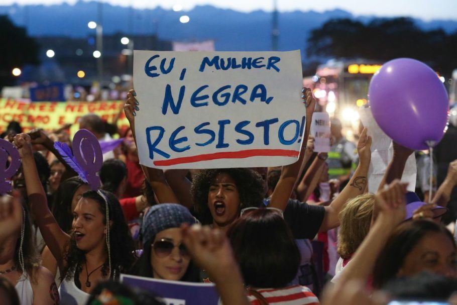 Mulheres fazem manifestação por direitos iguais, contra o racismo e contra a violência