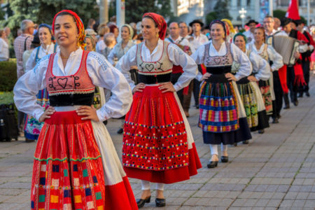 Festival reúne artesanatos, roupas, produtos e gastronomia com diversos pratos típicos, além de música e dança para diversão do público
