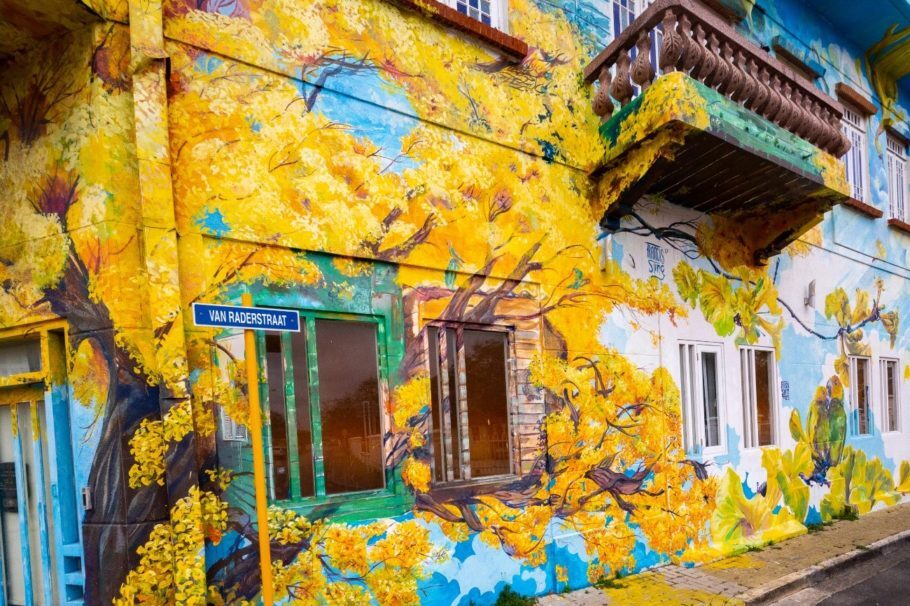 Até hoje, os edifícios são coloridos e recebem até arte de grafiteiros. Sempre com muito bom gosto e cores vibrante