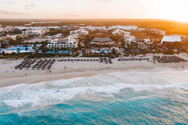 Riviera Maya, está ao Sul de Cancun, se estende até a fronteira com Tulum. O turismo, claro é responsável pela grande quantidade de visitantes que acham no destino hotéis e resorts all-inclusive e restaurantes