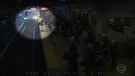 Momento em que homem cai nos trilhos de estação do metrô e é salvo por funcionário