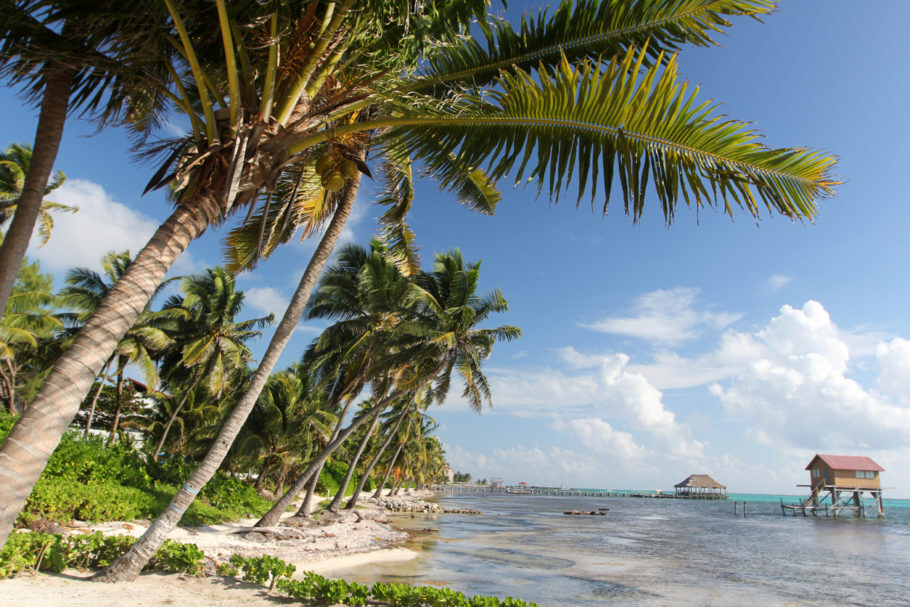 Praia no vilarejo de San Pedro, em Ambergris Caye, Belize