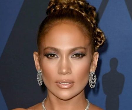 Jennifer Lopez disse que entrou em pânico após diretor pedir para ela tirar a blusa em set