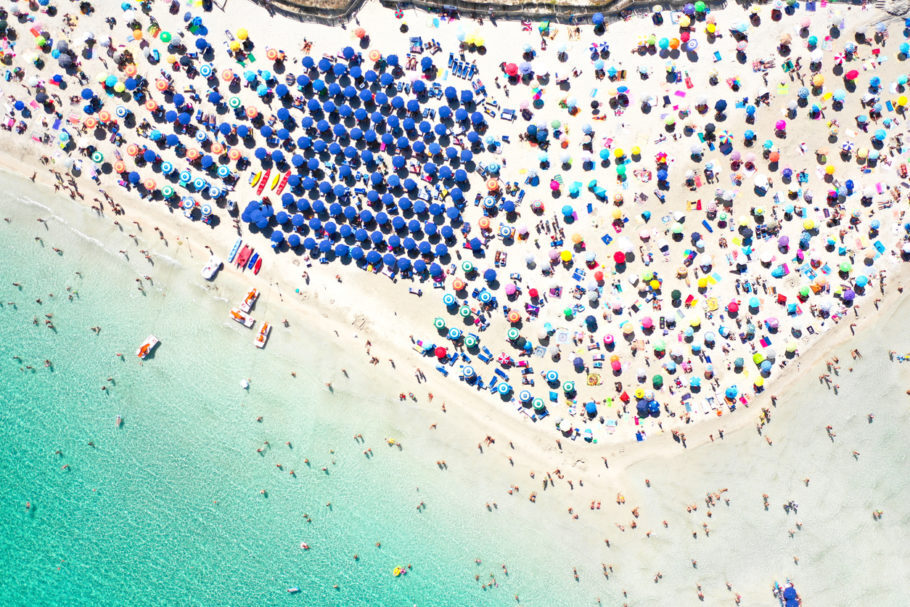 Banhistas lotam a praia de La Pelosa, no norte da Sardenha, na Itália